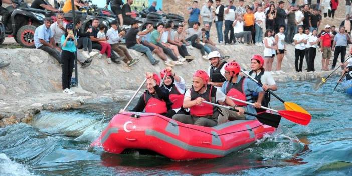 Fuat Oktay ve Vahit Kirişci’nin rafting keyfi