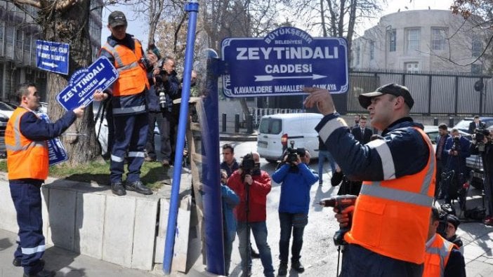 ABD Büyükelçiliği önündeki caddeye 'Zeytindalı' tabelası asıldı