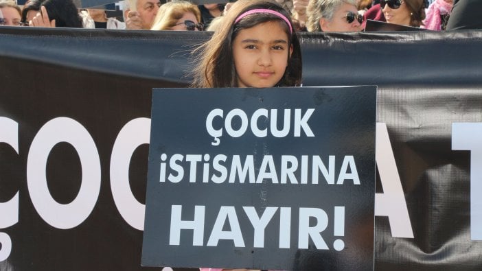 Çocuk istismarı ve kadına şiddet protesto edildi