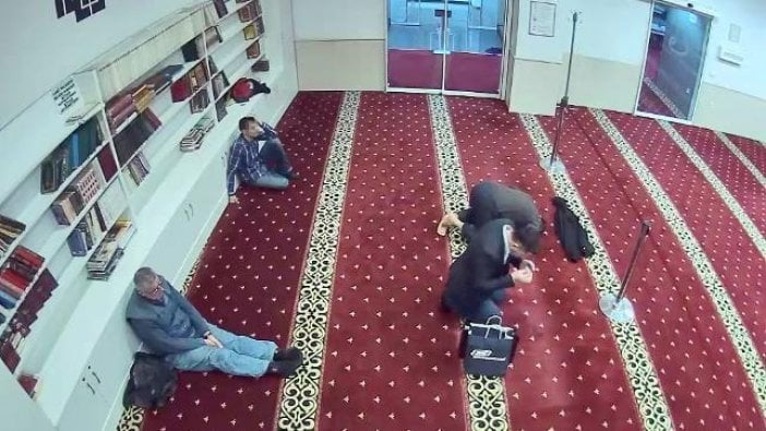 Namaz kılıyor gibi yapıp hırsızlık yaptı!