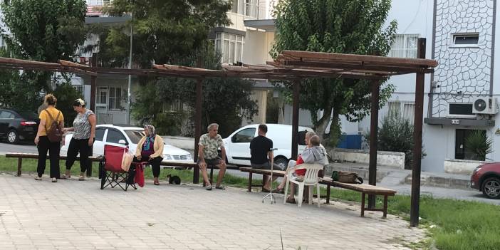 Kuşadası Körfezi'nde deprem: Evlerine giremediler