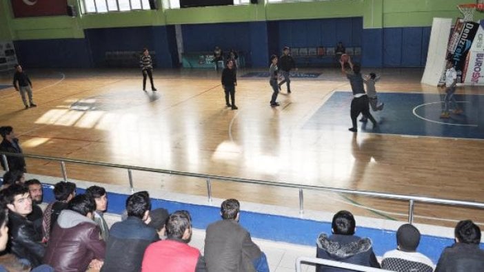 Kaçaklar, sınır dışı edilmeyi basket maçı yaparak bekledi