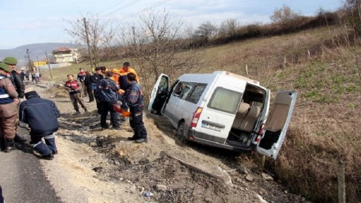 Kanser taramasından dönen köylüleri taşıyan minibüs devrildi: 9 yaralı