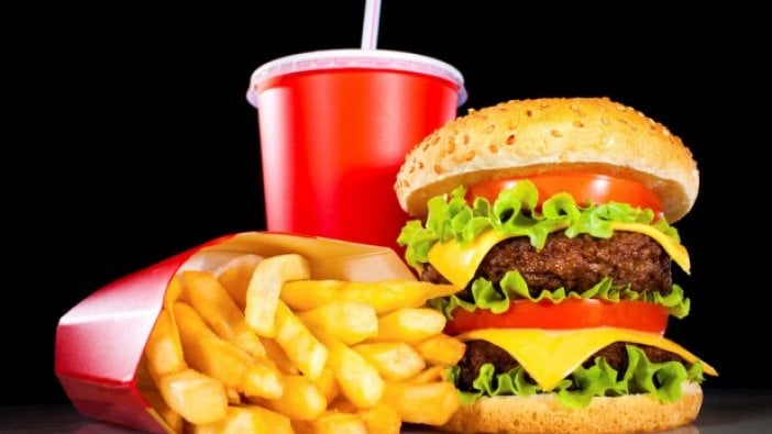 Fast food'un ambalajı bile kilo aldırıyor