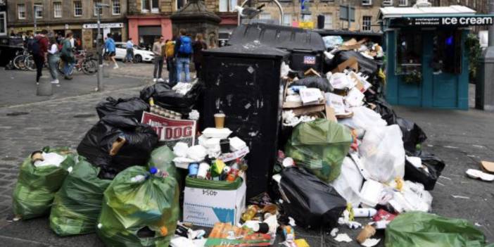 İskoçya'da grev nedeniyle sokaklarda çöp yığınları oluştu