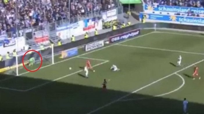 İnanılmaz an! Duisburg kalecisi su içerken gol yedi