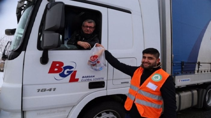 Sosyal medya çağrıları kayıtsız kalmadı, TIR şoförlerine kumanya desteği verildi