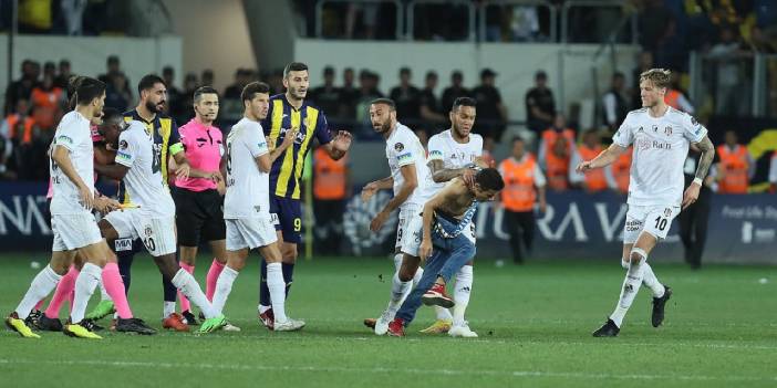 Futbolculara uçan tekme atan saldırgan serbest