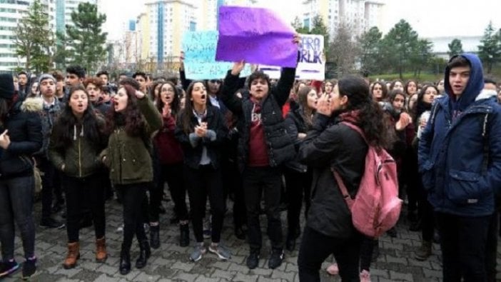 Okul önünde taciz protestosu