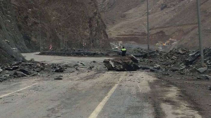 Hakkari'de dehşet anları! Polisler son anda kurtuldu!