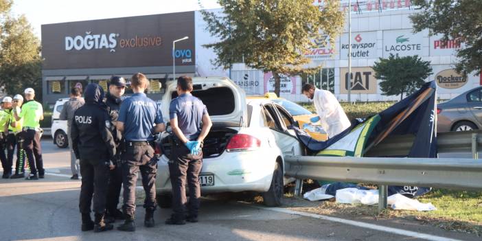 Bariyerlere çarpan otomobilin sürücüsü öldü