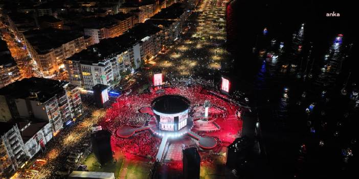 İzmir'in kurtuluşunun 100.yılında muhteşem görüntüler Sel olup aktılar