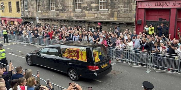 Edinburgh'da monarşi karşıtı pankart tutan kadın tutuklandı