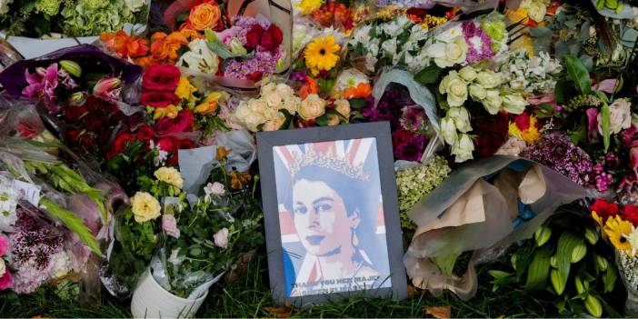 Kraliçe Elizabeth'in naaşı Buckingham Sarayı'na götürülüyor