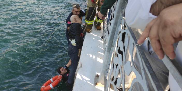 Boğulma tehlikesi geçiren yaşlı adamı çevredekiler ve itfaiye kurtardı