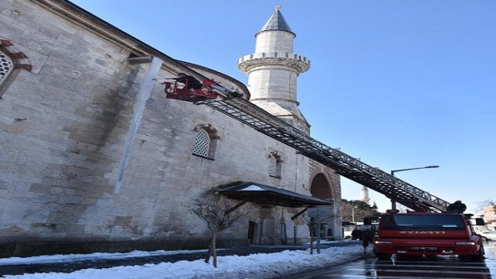 Tehlike yaratan buz sarkıtları kırıldı