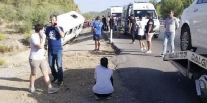 Muğla'da tur minibüsü otomobile çarptı: 1'i ağır 8 yaralı