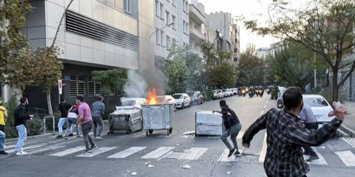 İran'da Amini'nin ölümünü protesto eden öğrencilere polis saldırdı