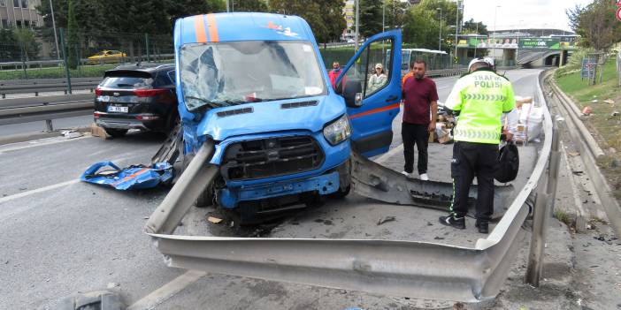 Sürücü yol ayrımında kararsız kaldı, bariyerlere saplandı