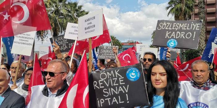 İzmir'de Öğretmenlik Meslek Kanunu protestosu