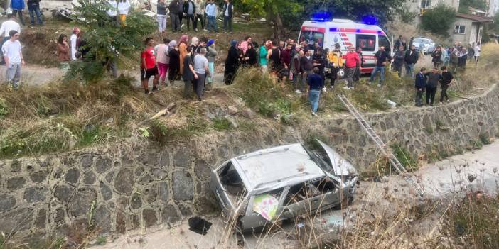 Maltepe'de otomobil dere yatağına düştü