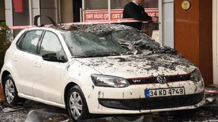 İzmir'de yangın paniği! Arabaların üzerine atladılar