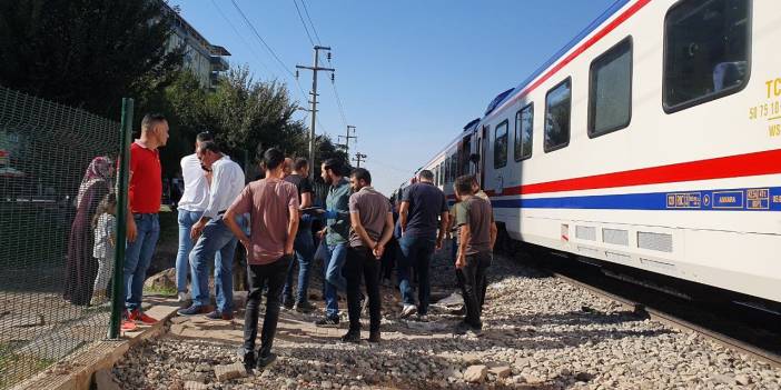 Demir yolundan geçmek isterken tren çarptı