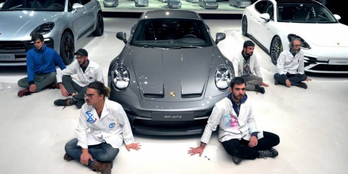 İklim aktivistlerinden Porsche protestosu: Ellerini yapıştırdılar