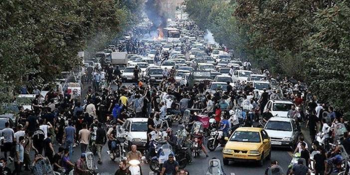 Mahsa Emini anmasında polis ile göstericiler çatıştı