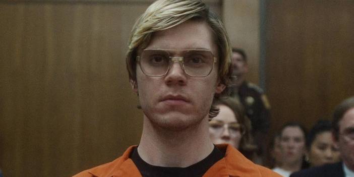 Evan Peters, rolüne hazırlanmak için aylarca Dahmer gibi davranmış