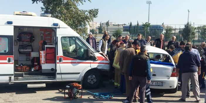 Hastaneden çıkıp ambulansla çarpıştı: Sürücü yaralandı, annesi öldü