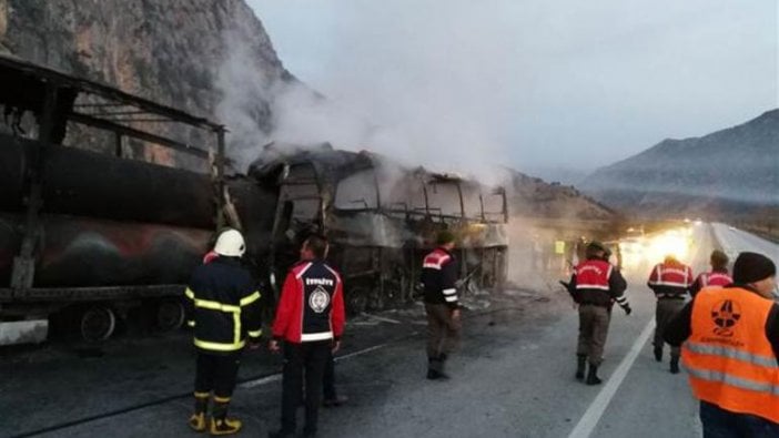 TIR'a çarpan yolcu otobüsü yandı... Çok sayıda ölü ve yaralı var