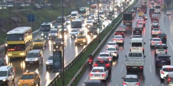 İstanbul'da gün sonu: Mesai bitti, trafik kilitlendi