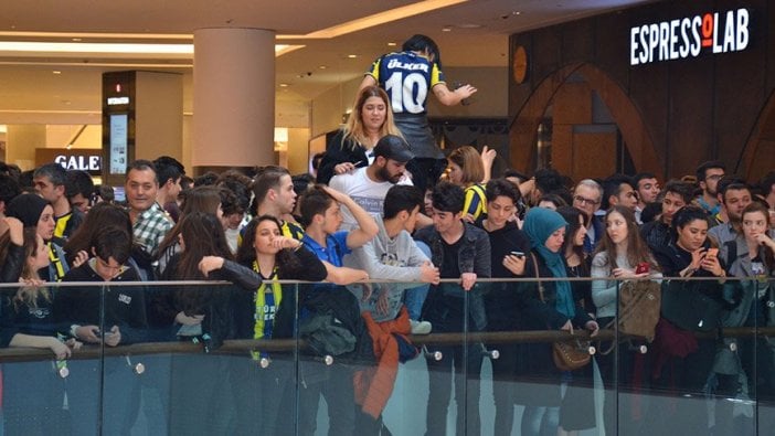 Alex'in imza gününde 'polis dayağı' iddiası!