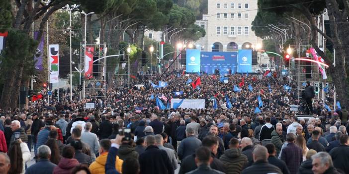 Tiran'da binlerce kişi yoksulluğa karşı sokakta