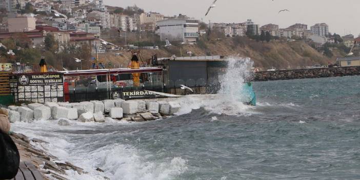 Tekirdağ'da lodos; balıkçılar avlanamadı, gemiler demirlendi