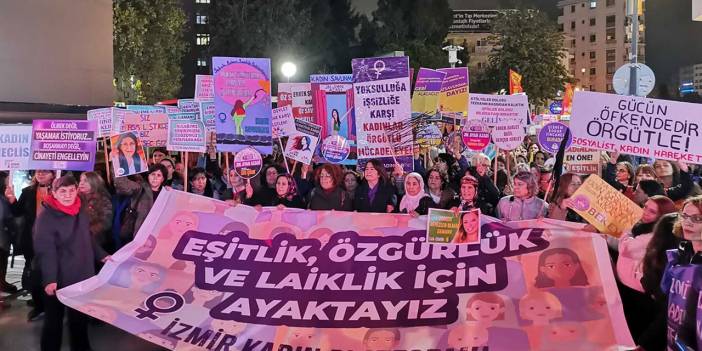 İzmir'de kadınlar şiddete karşı yürüdü