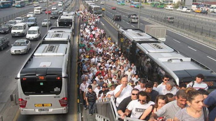 Metrobüs bu kez de tez konusu oldu: Kalabalıklar içinde yalnızız...