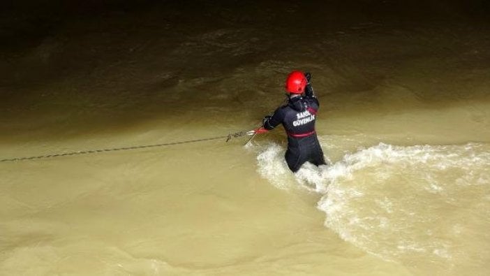 Polis otosu dereye uçtu: 1 şehit, 1 kayıp