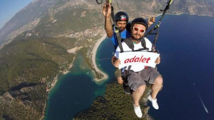 Gökyüzünde adalet eylemi! 1700 metre yükseklikte...