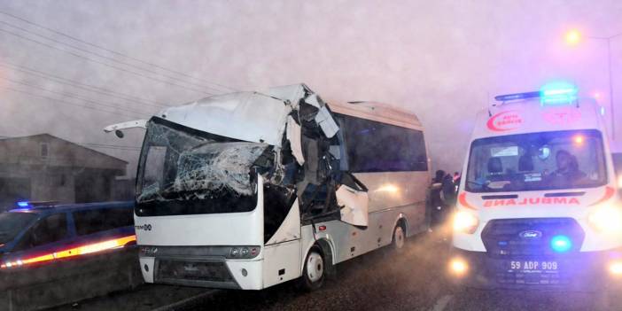 İşçi servisi TIR'a çarptı: 12 yaralı