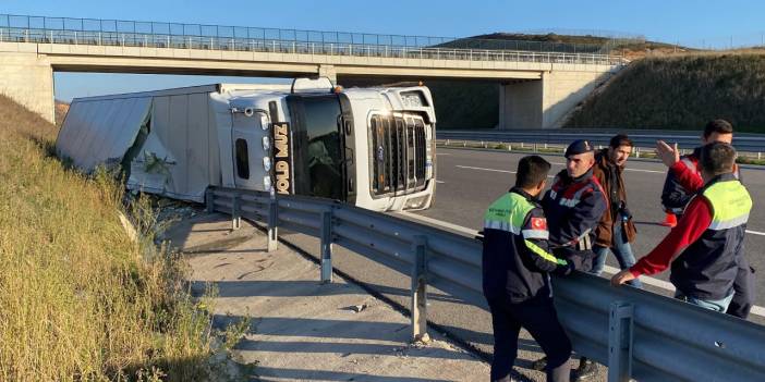 Kuzey Marmara Otoyolu'nda TIR devrildi