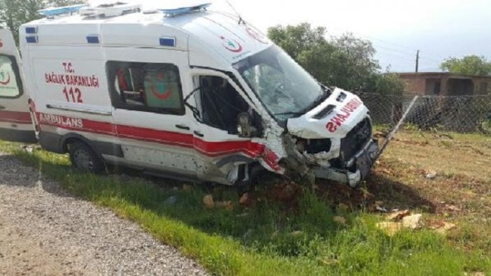 Ambulansla minibüs çarpıştı: 6 yaralı