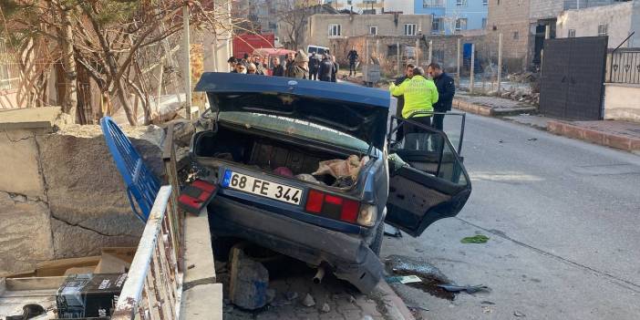 Polisten kaçan ehliyetsiz sürücü kaza yaptı: 3 yaralı