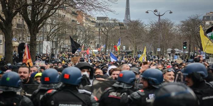 Sarı yelekliler Paris sokaklarında