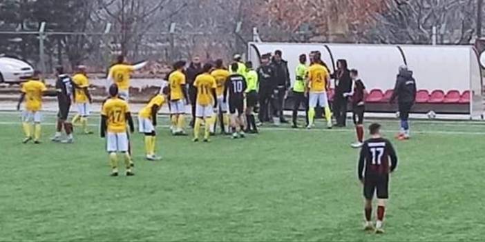 Oyundan alınan futbolcunun bıçaklı dönüşü