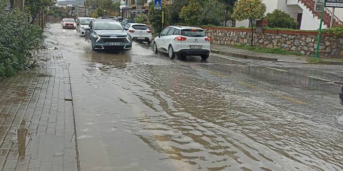 Bodrum'da yollar göle döndü