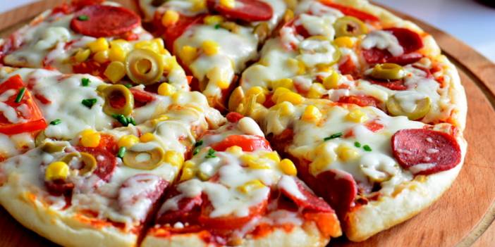 Zamanınız yok ve pratik pizza tarifi arıyorsanız bazlamadan pizza tarifi