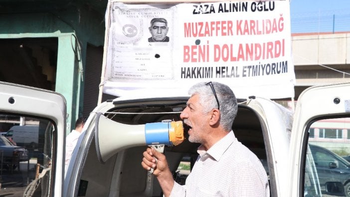 Kendisini dolandırdığını iddia ettiği şahsı sokaklarda megafonla afişe ediyor