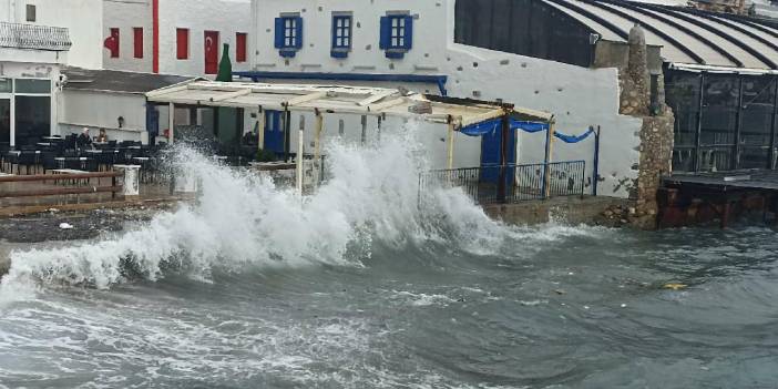 Bodrum'da fırtına: Dalgaların boyu 3 metreye ulaştı